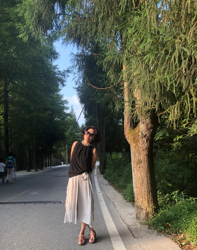 央视女主持就是有品味!看51岁是史小诺穿衣简单,却美得知性大气