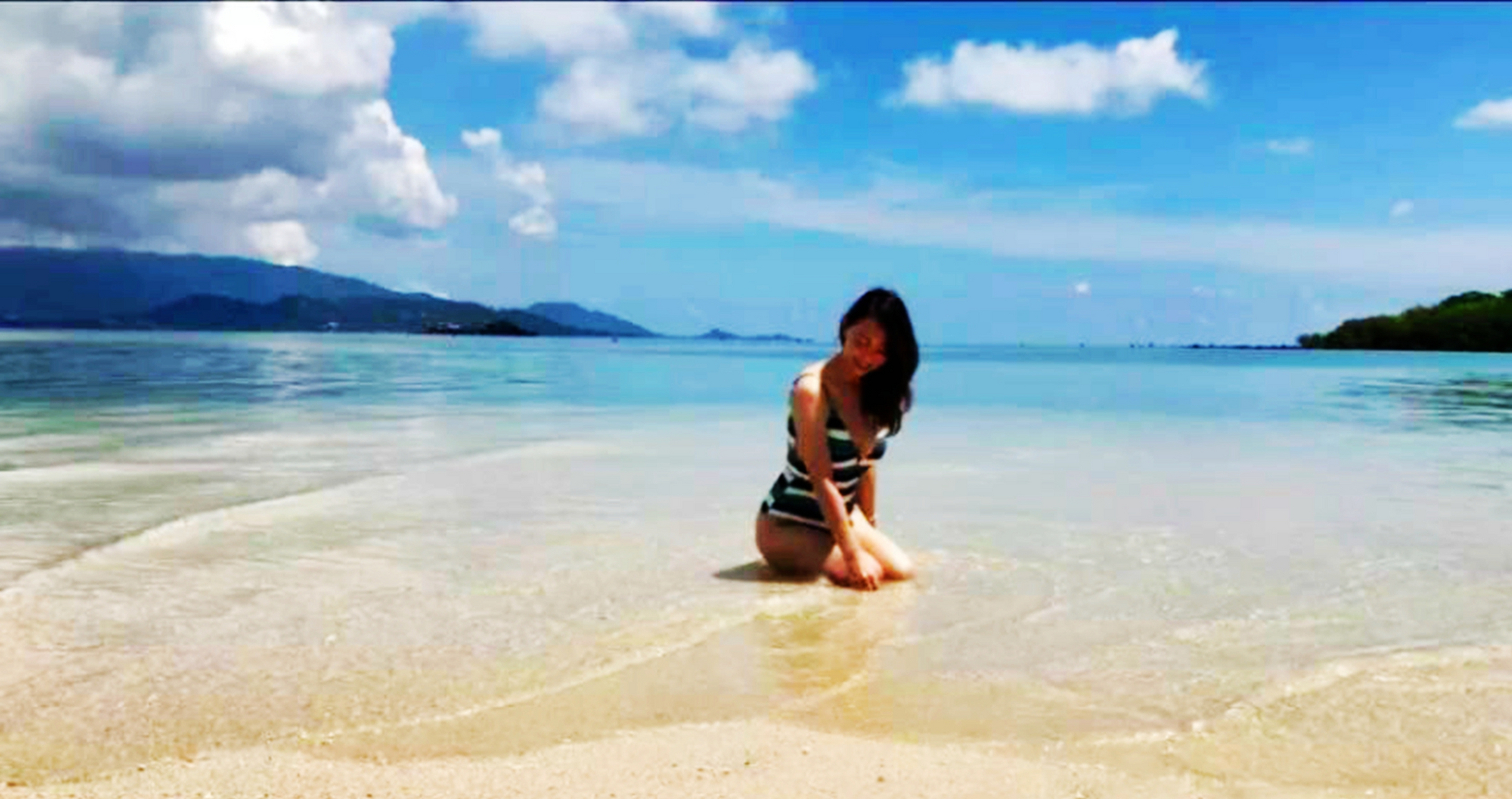 身穿泳装的她,曲线突出,身材火辣,非常性感.