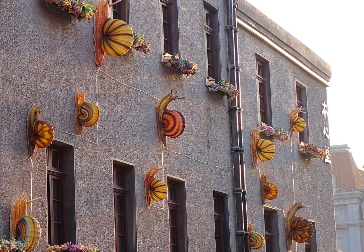 位于山东青岛的"蜗牛楼"是一座别具一格的建筑