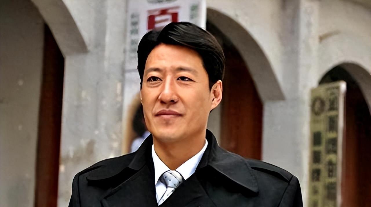 艺人于震:演技扎实,一婚被前妻控诉,二婚后家庭美满