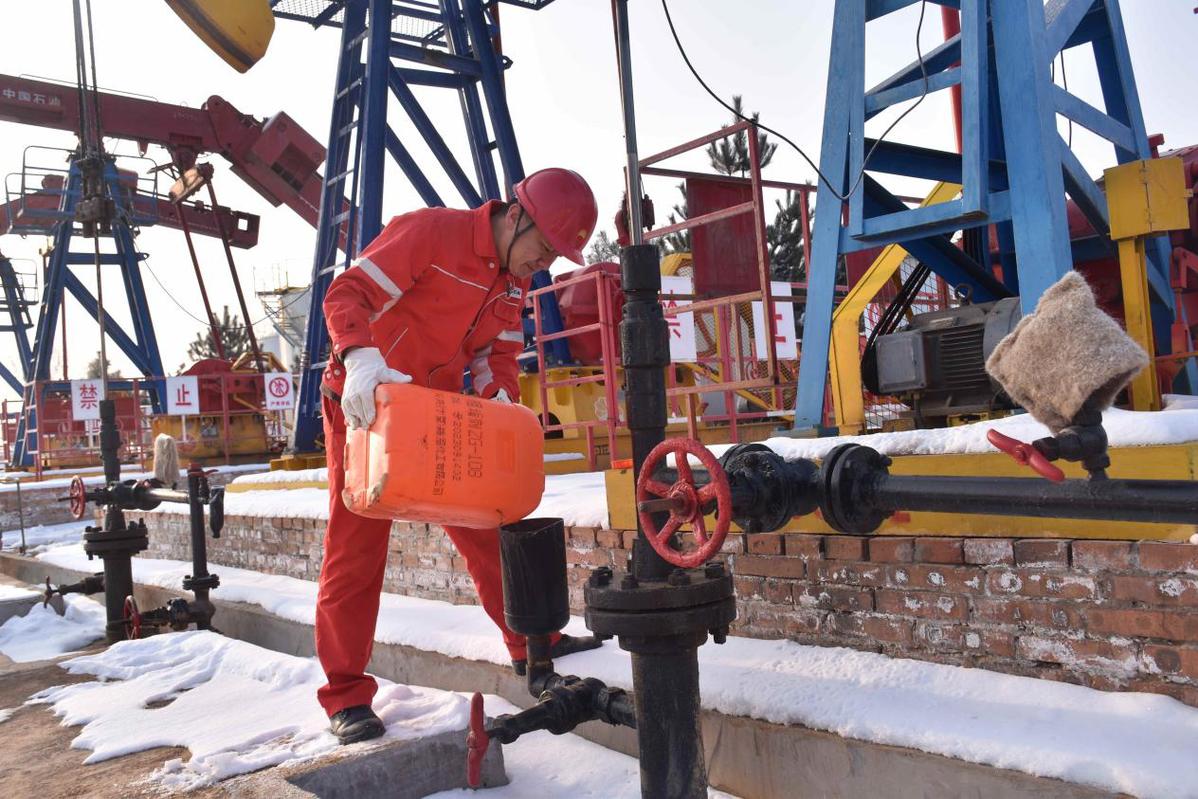 "春耕"夺油上产 党员干部争当"急先锋"