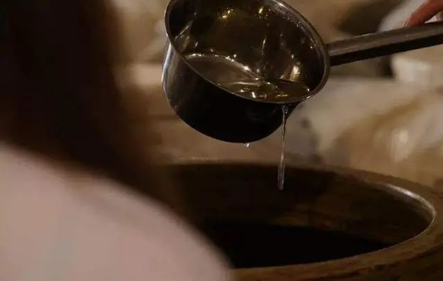 为何名酒和普通白酒价格差这么多?听根哥说一瓶酒的成本构成