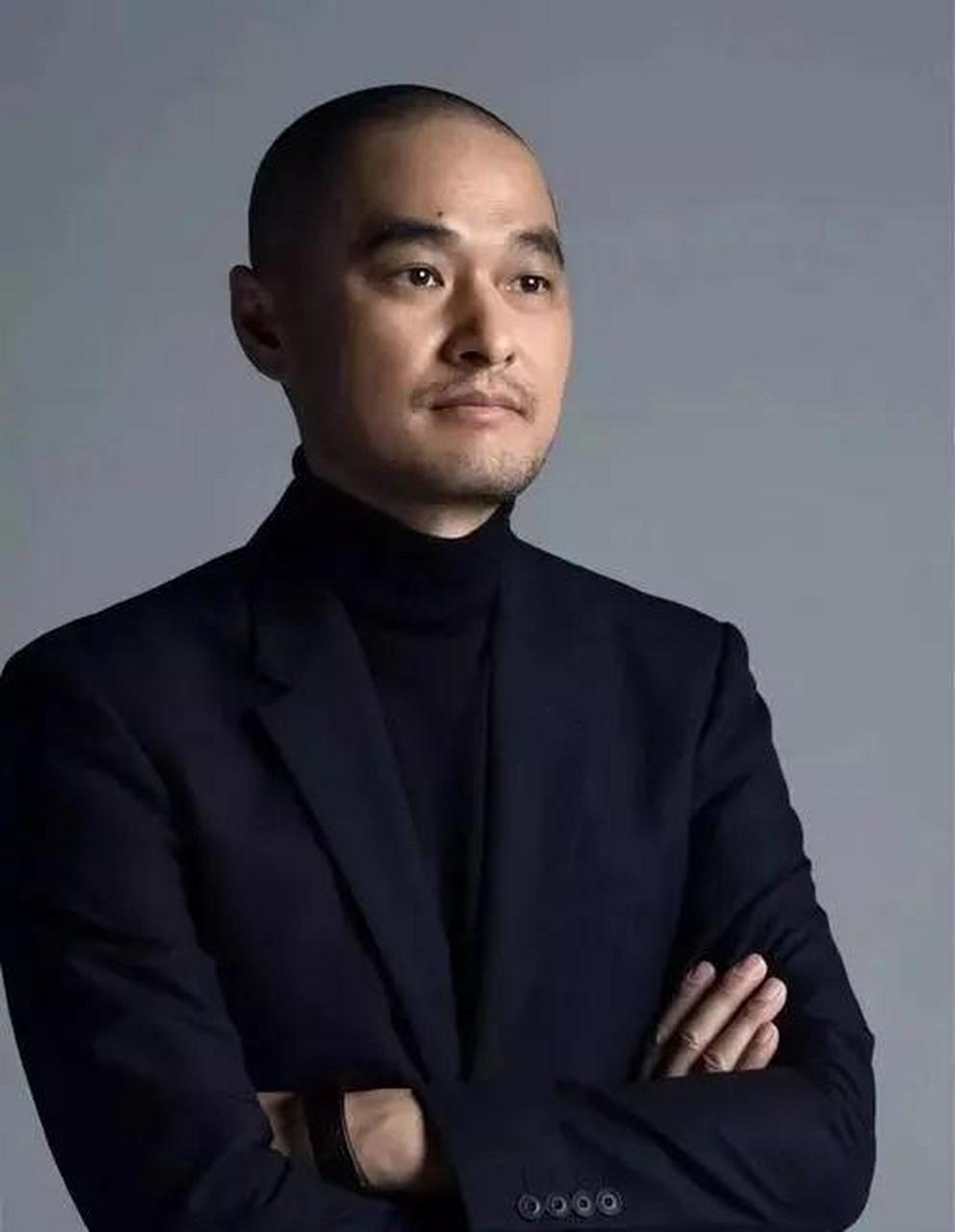 华润董事长出事的前几天,时任ceo冯唐正在家中喝茶,忽然,他脖子上佩戴