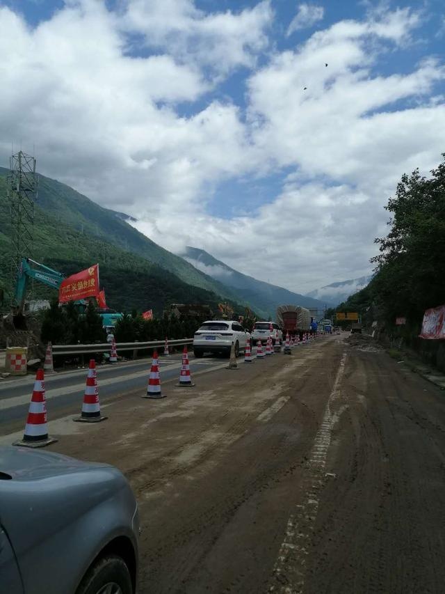雅西高速塌方路段往成都方向缓慢放行 暂无拥堵情况