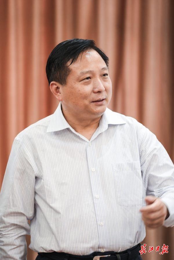 武汉临空港经开区管委会主任,东西湖区委书记杨泽发:对企业实行领导包