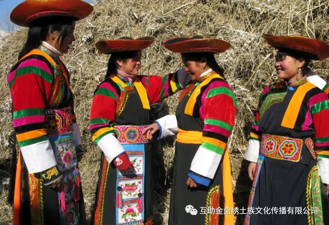 披在身上的彩虹——土族服饰