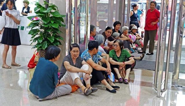 大爷大妈们喜欢在银行排队的真相?