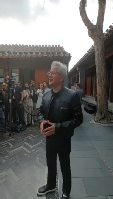 黄仁勋：世界上哪家手机能比华为更先进 轻视华为的人极其天真