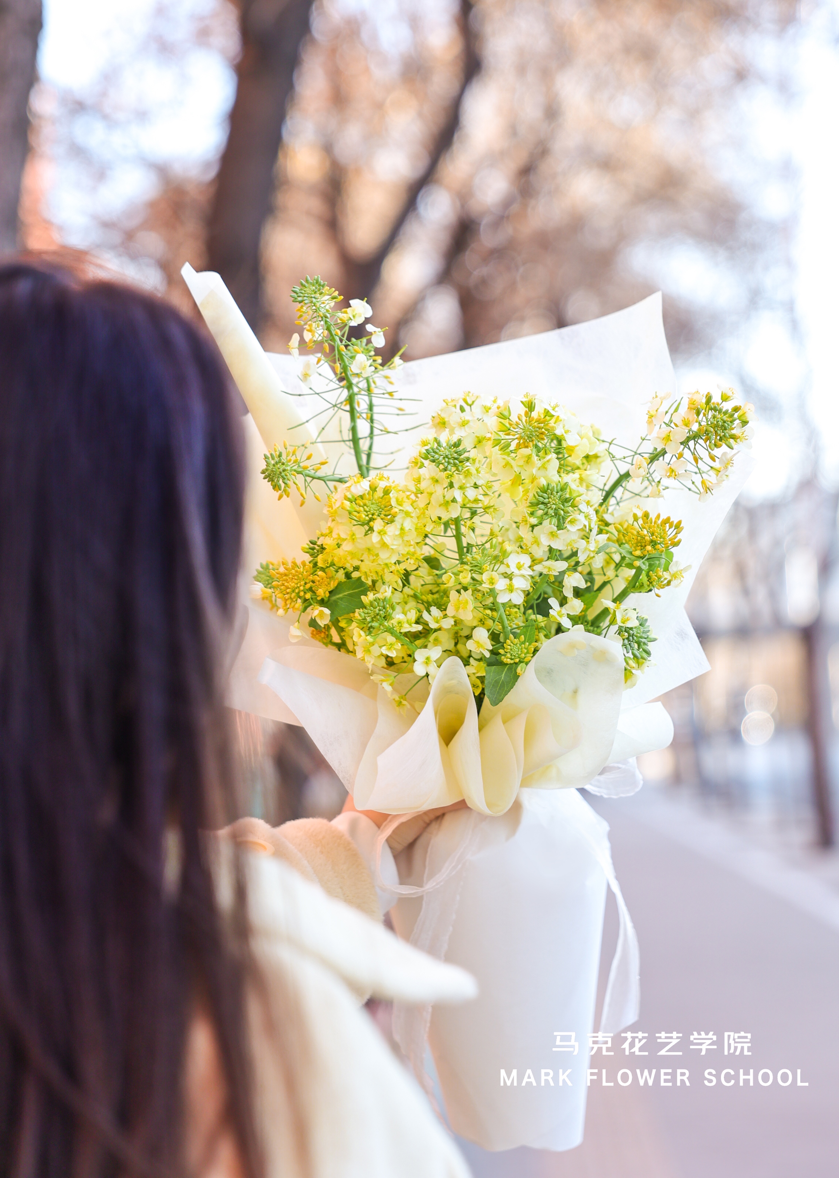 手捧油菜花束图片