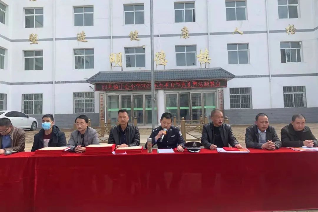 法制宣传进校园 讲好"安全第一课"