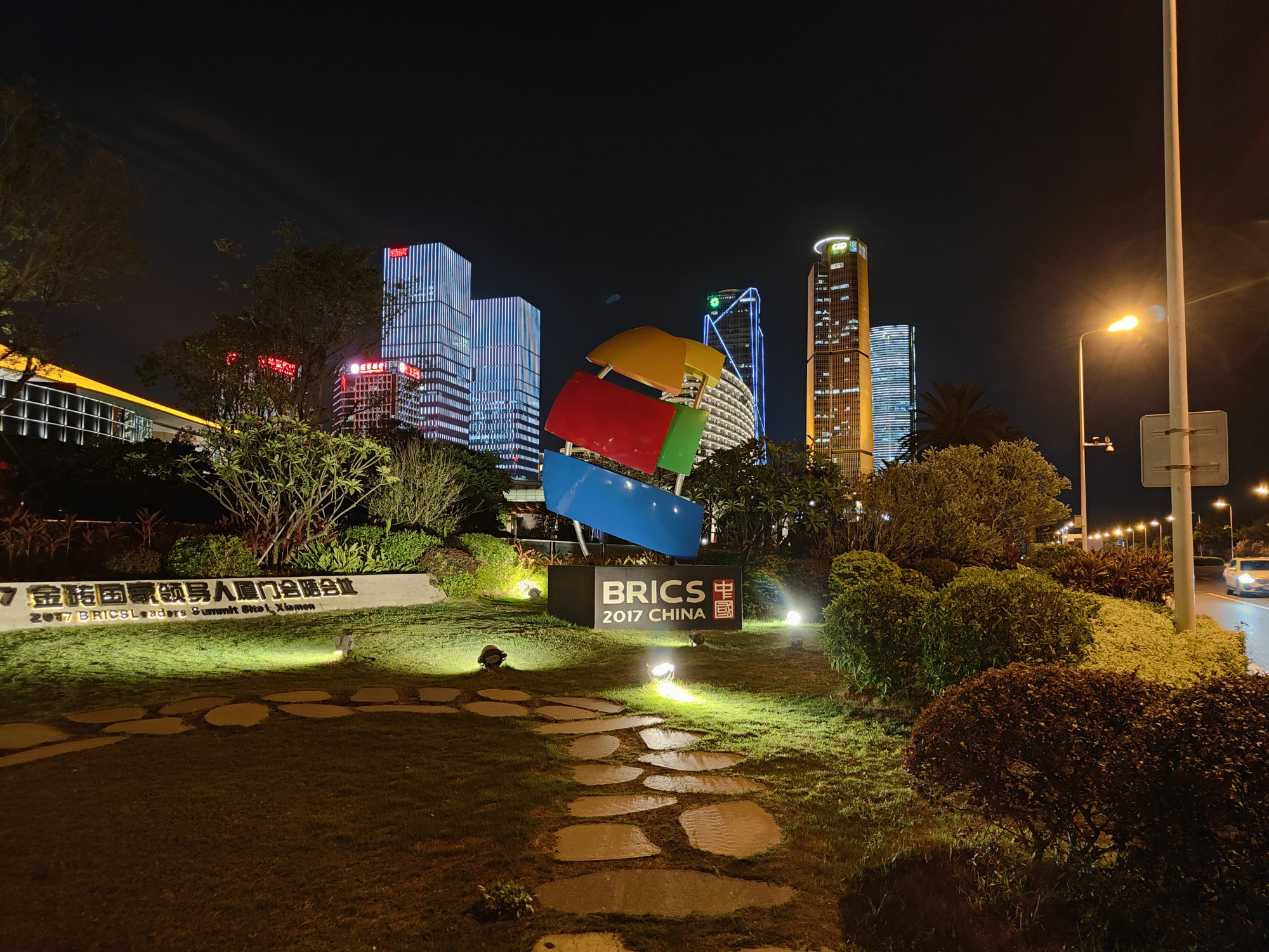夜晚的厦门会展中心和观音山沙滩风景