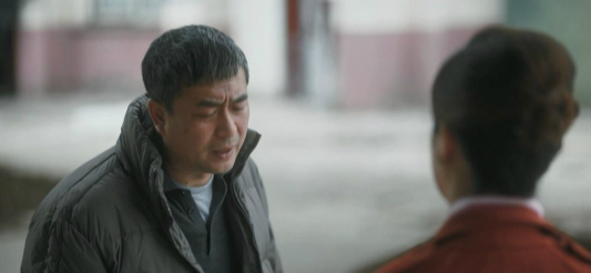 铁主任真的是坏人吗?《装台》藏着匠心,铁扣角色具备最大真实