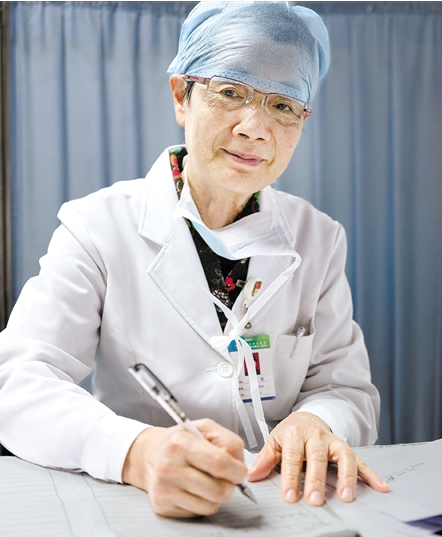 杨爱莲职务:原妇产科主任工作时间:1980年—2022年从医40多年,杨爱莲