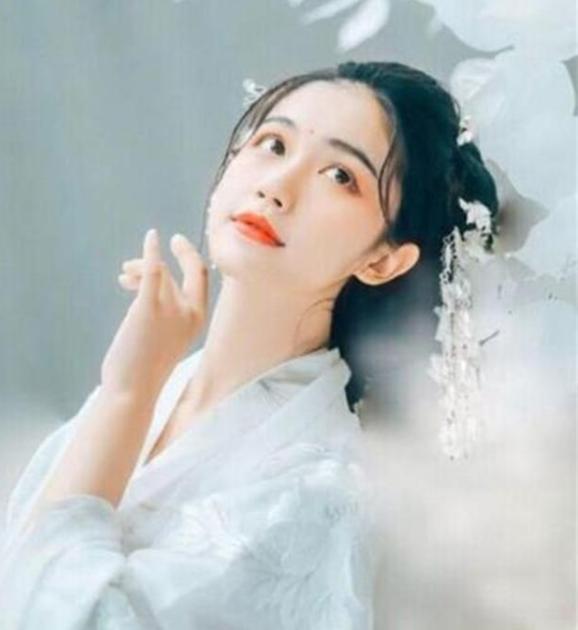 《死对头她又娇又美》西梁国女国师,撩的男人能绕皇城三圈