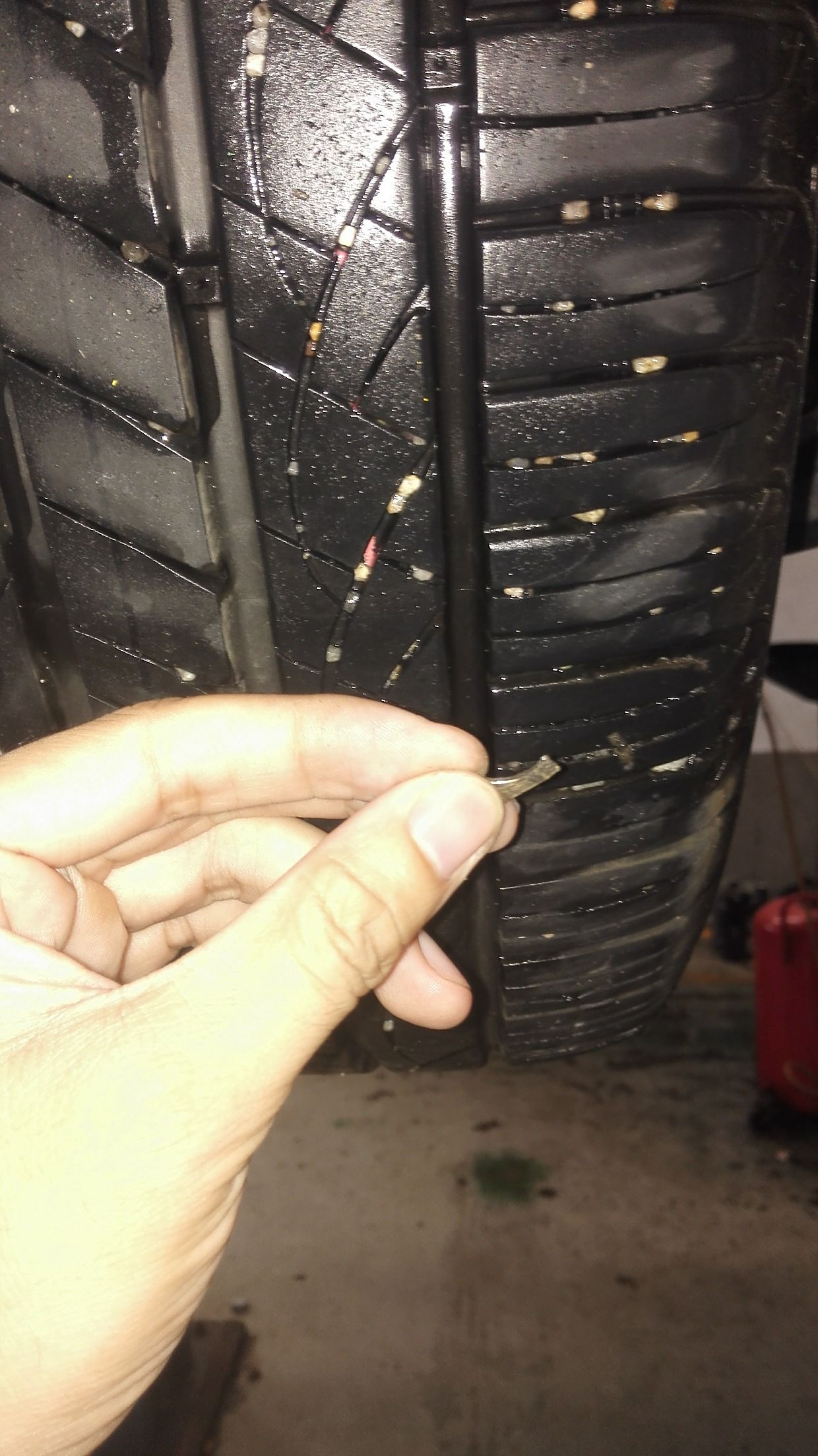 轮胎扎了个铁片但没有漏气