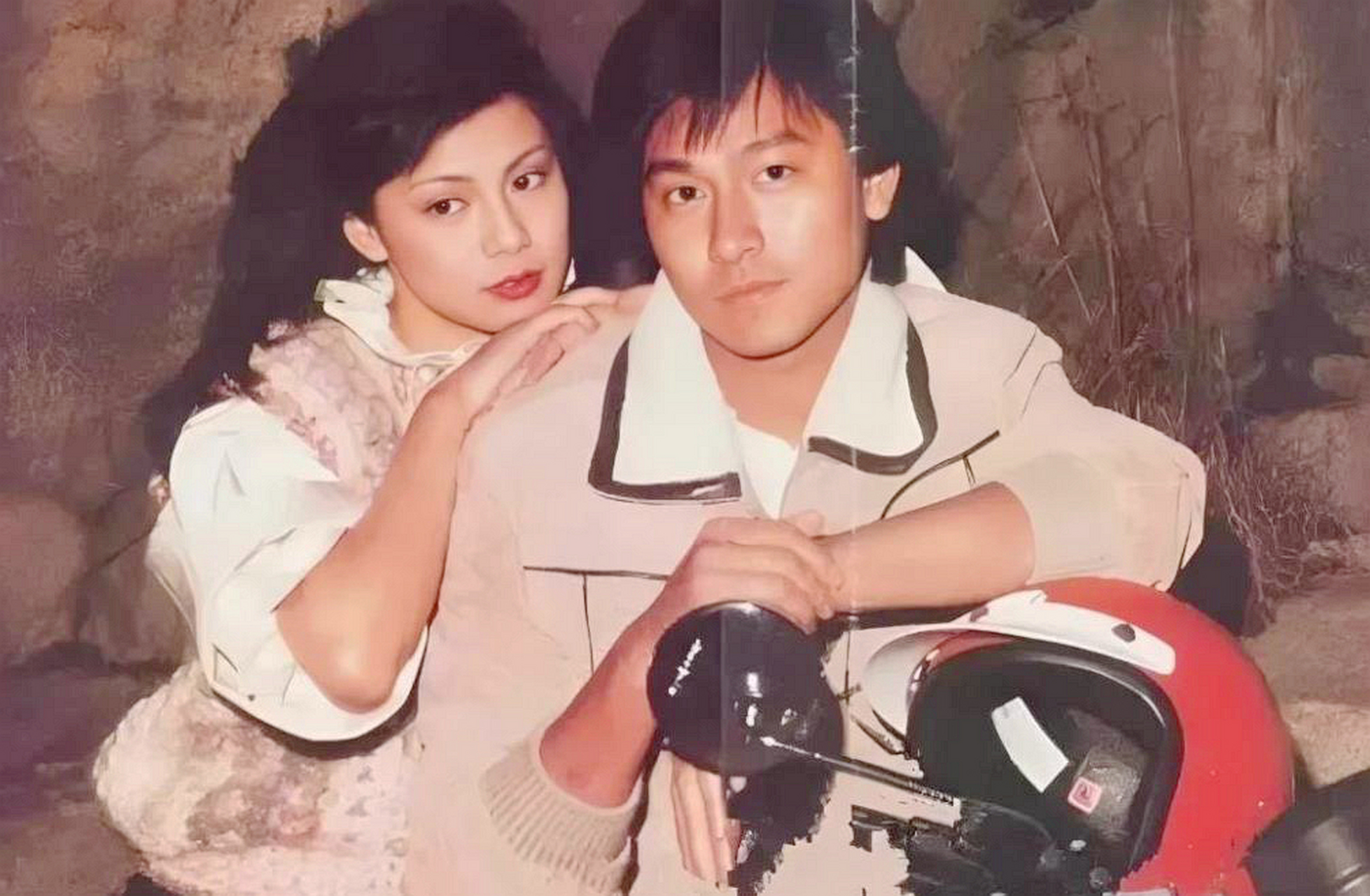 80年代,当时翁美玲饰演的黄蓉刘德华与翁美玲的合影,至今仍深入人心.