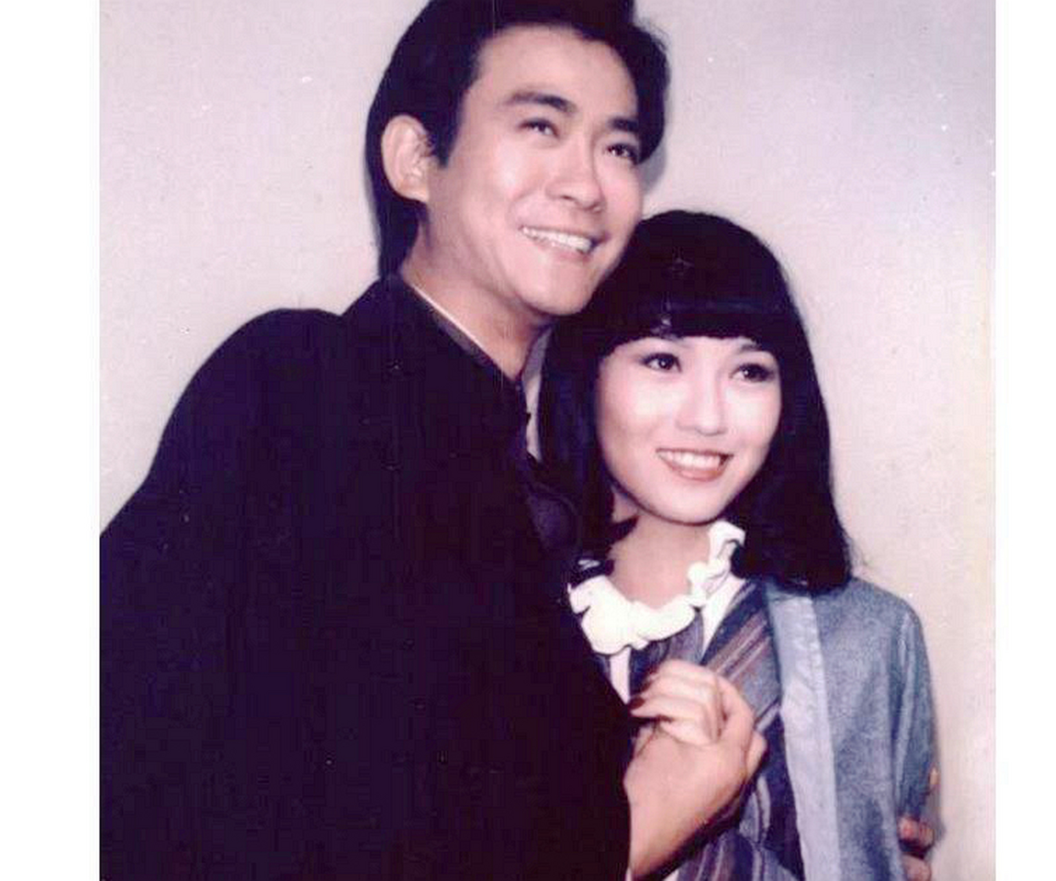 80年代,郑少秋与赵雅芝的合影,被誉为中国古装最美男子和中国最美女子