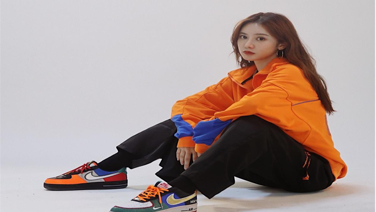 全能nba女主播美娜接地气,大长腿身材丰满姣好,造型百变