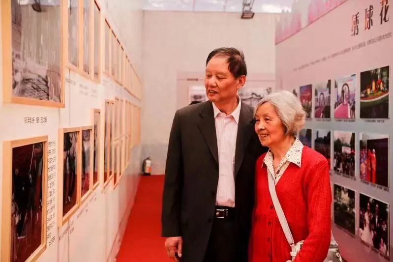 1959年5月,张友忠和妻子蒋同薇在人民公园拍摄结婚照.