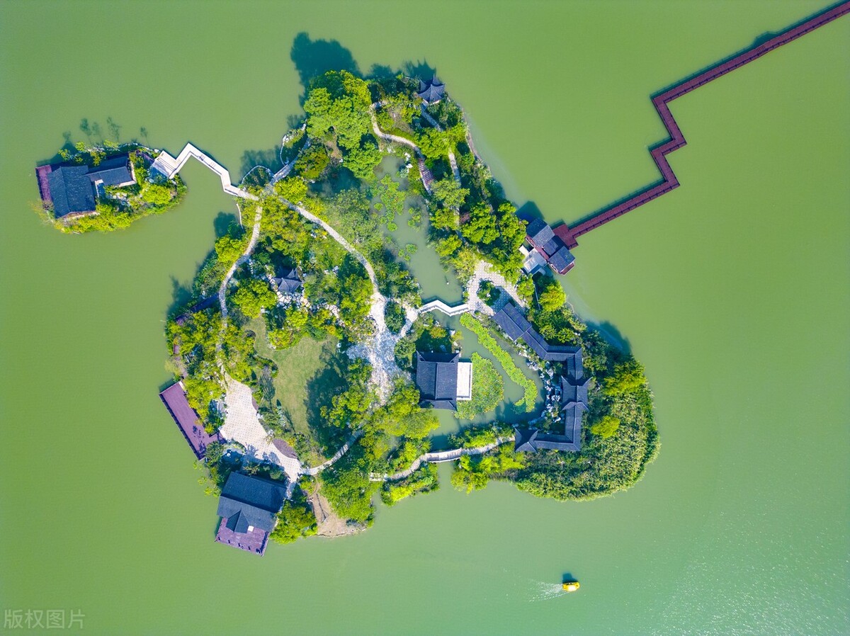 初秋时节的浙江省嘉兴市海盐县南北湖景区风光旖旎,景色如画