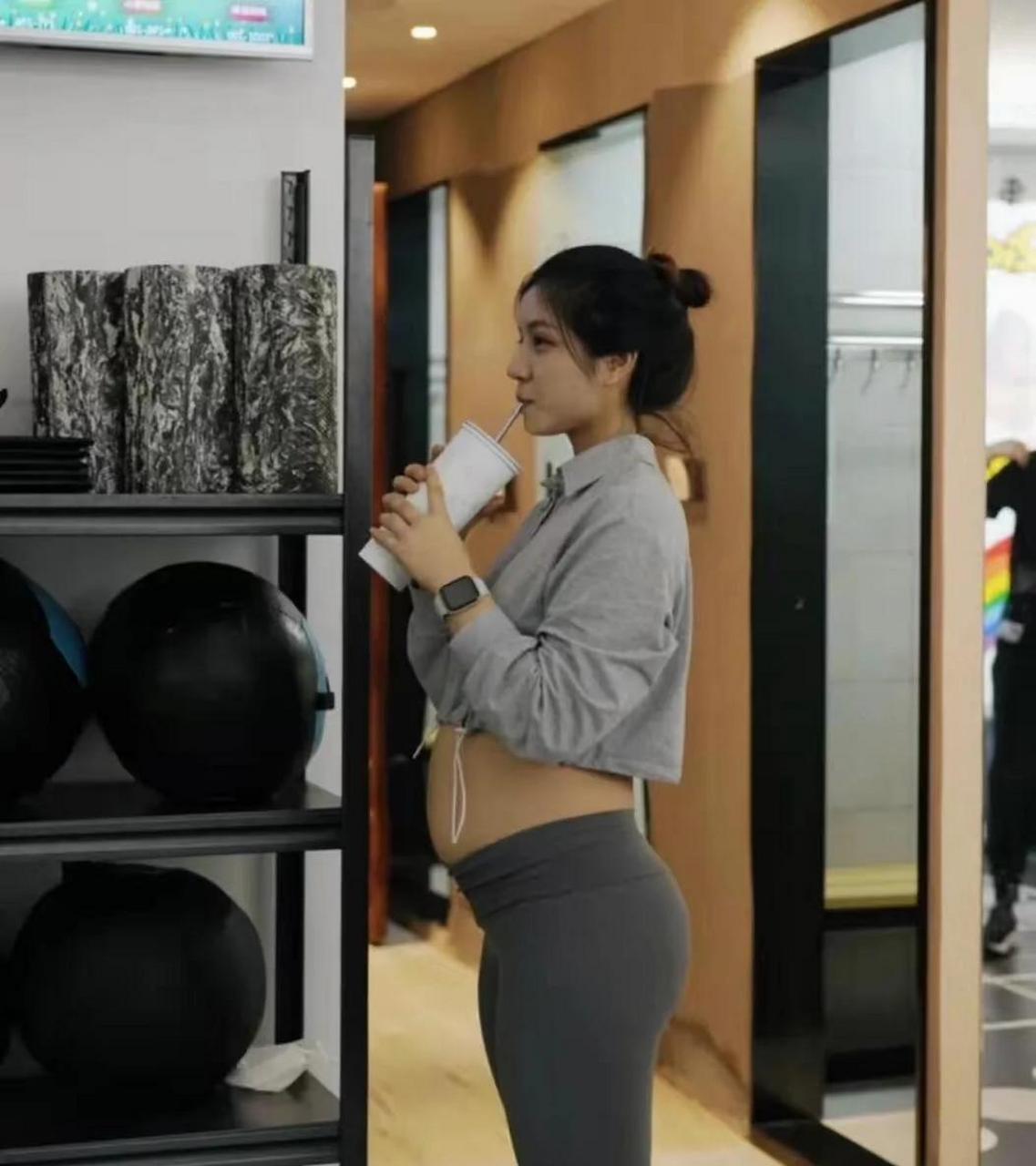 喝奶茶前和喝奶后一对比,发现美女的肚子吃多了也是会圆鼓鼓的