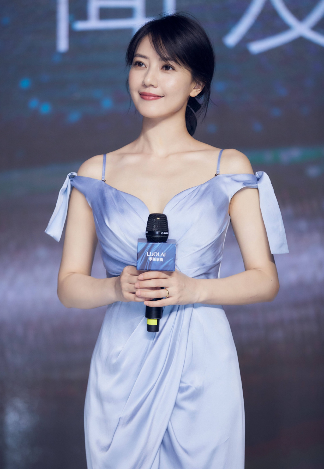 41岁高圆圆久违现身,直角肩尽显优雅气质,可惜眼中却难掩疲惫感