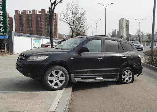 挪走!"僵尸车"停商铺门外一年多,车主失联