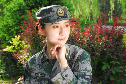 这9位美女军官,其中1位是少将军衔,最后2位是假冒!