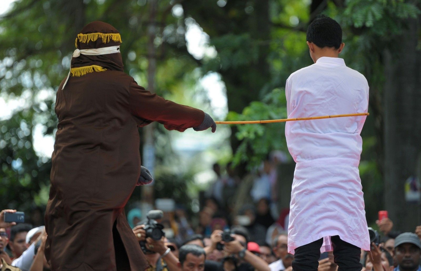 بالصور.. السلطات الإندونيسية تجلد رجلا وامرأة بتهمة الزنا فى إقليم ...