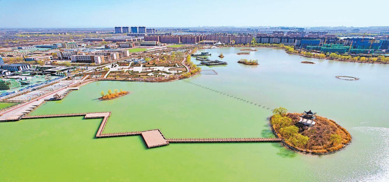 寧夏賀蘭縣如意湖公園湖面碧波盪漾