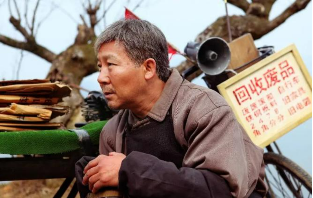 带着精神分裂的儿子打工,山东大叔演绎人间大爱