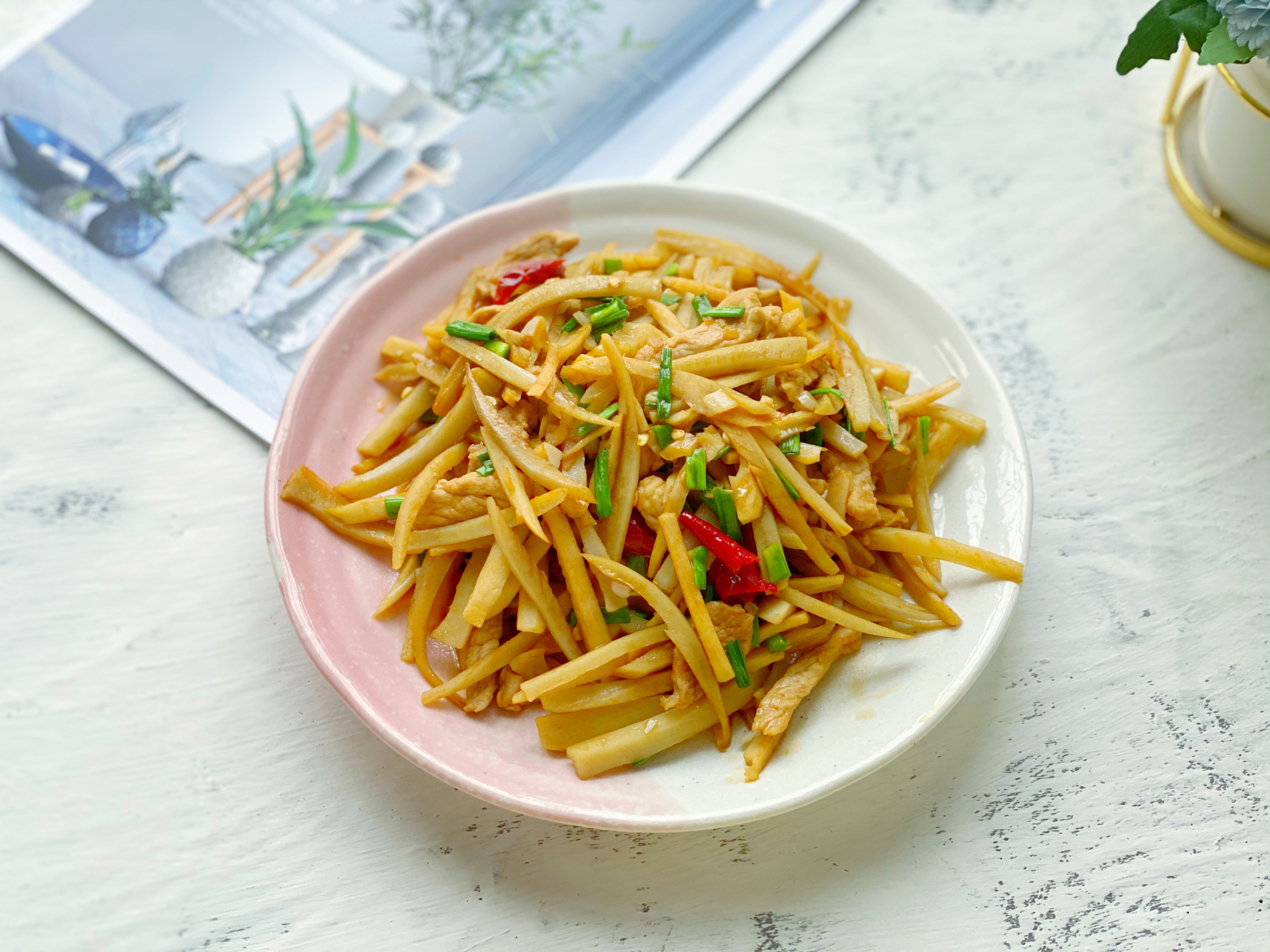 炒藕丝脆嫩不发黑的做法,不加醋不加水,清爽脆嫩美味又下饭