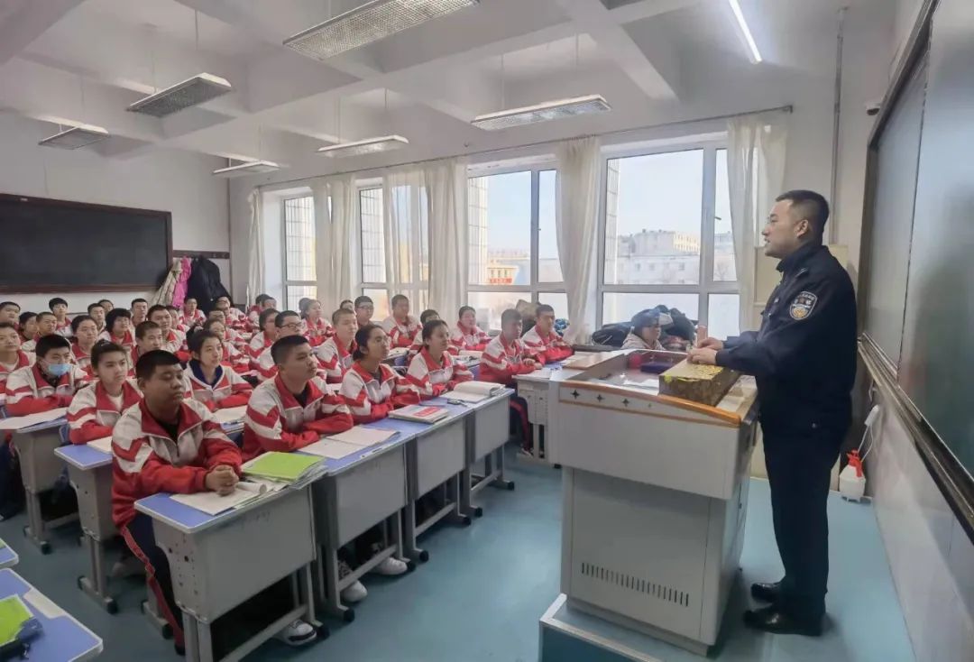 【核心使命2022】向阳分局联合鹤岗市第三中学开展校园违禁物品专项