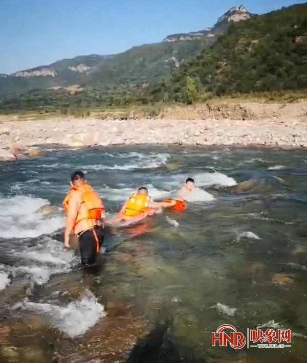 两名男子野外游泳被冲走 林州公安涉水救援