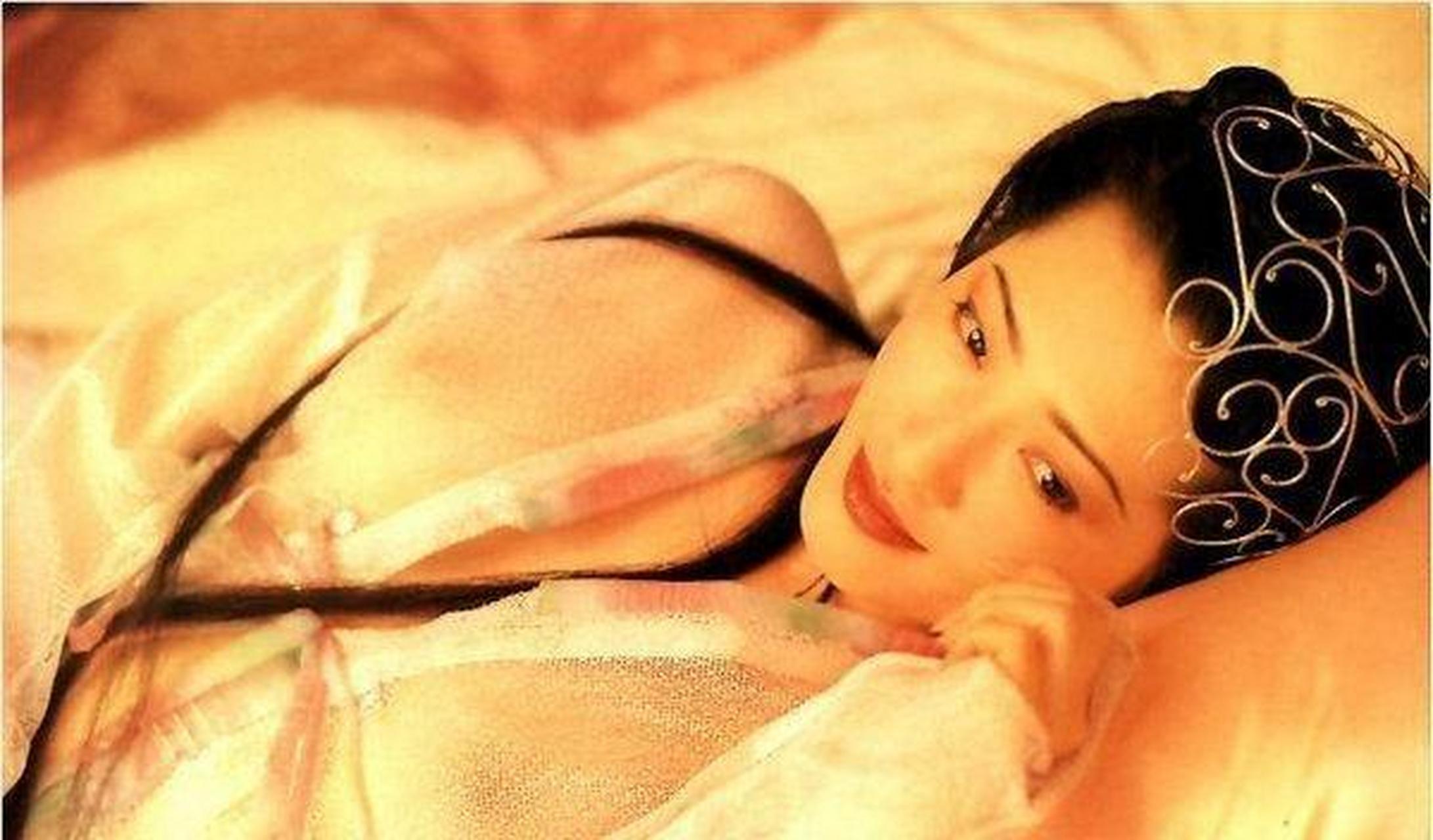 一男子,嫂子端来一碗,让男子喝下补充精力.