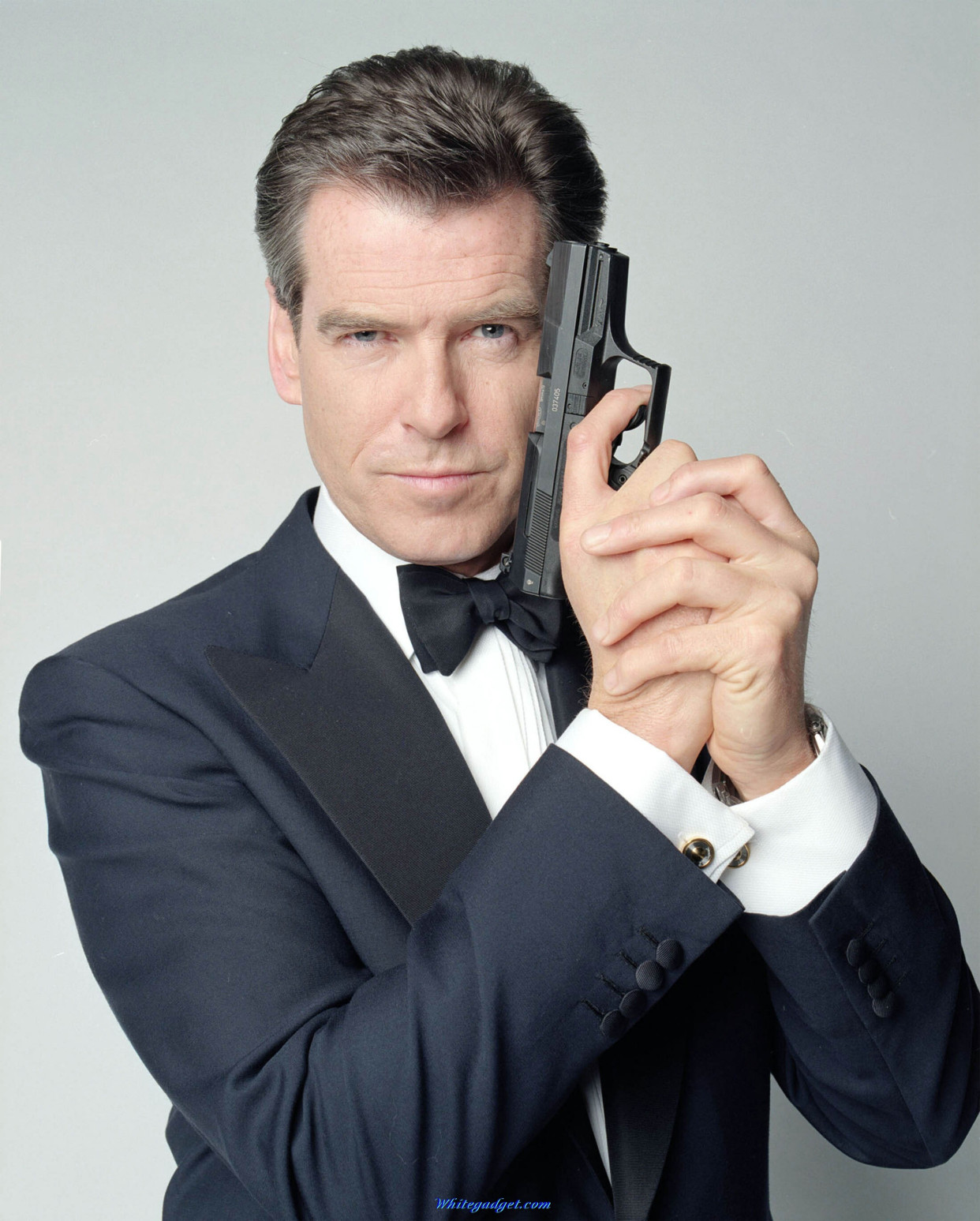 而我最先接触到的007则是皮尔斯布鲁斯南饰演的007,那是一个帅气优雅