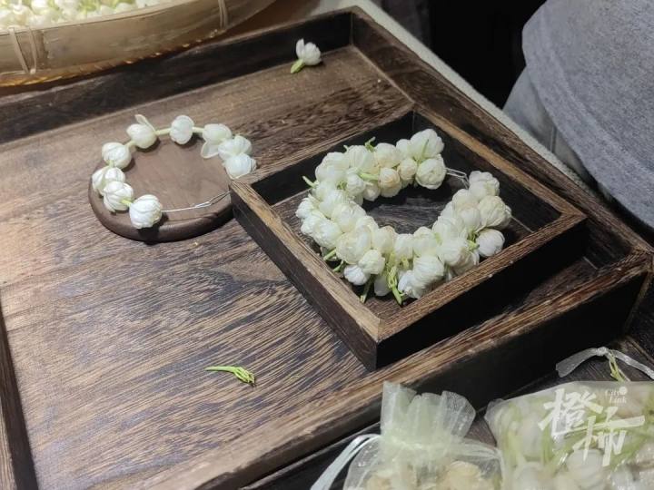武林夜市的茉莉花手串,美归美,但30元一串到底算不算贵?