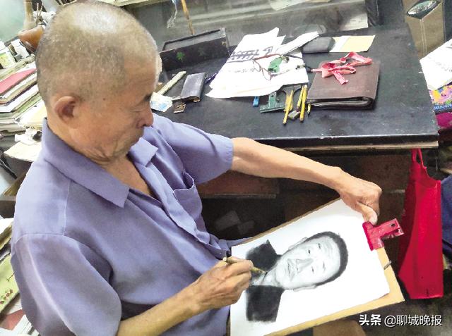 聊城这位老者坚守炭精画像