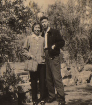 1959年5月,张友忠和妻子蒋同薇在人民公园拍摄结婚照.