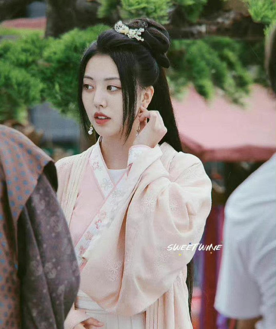 刘人语新剧古装造型开机饭拍路透图释出,果然秀人的终点是演戏吗?