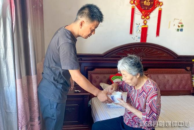 夏小平——用孝和爱撑起一个家