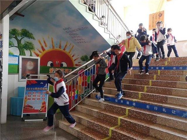 青岛永宁路小学:空袭演练学自救,安全教育不放松