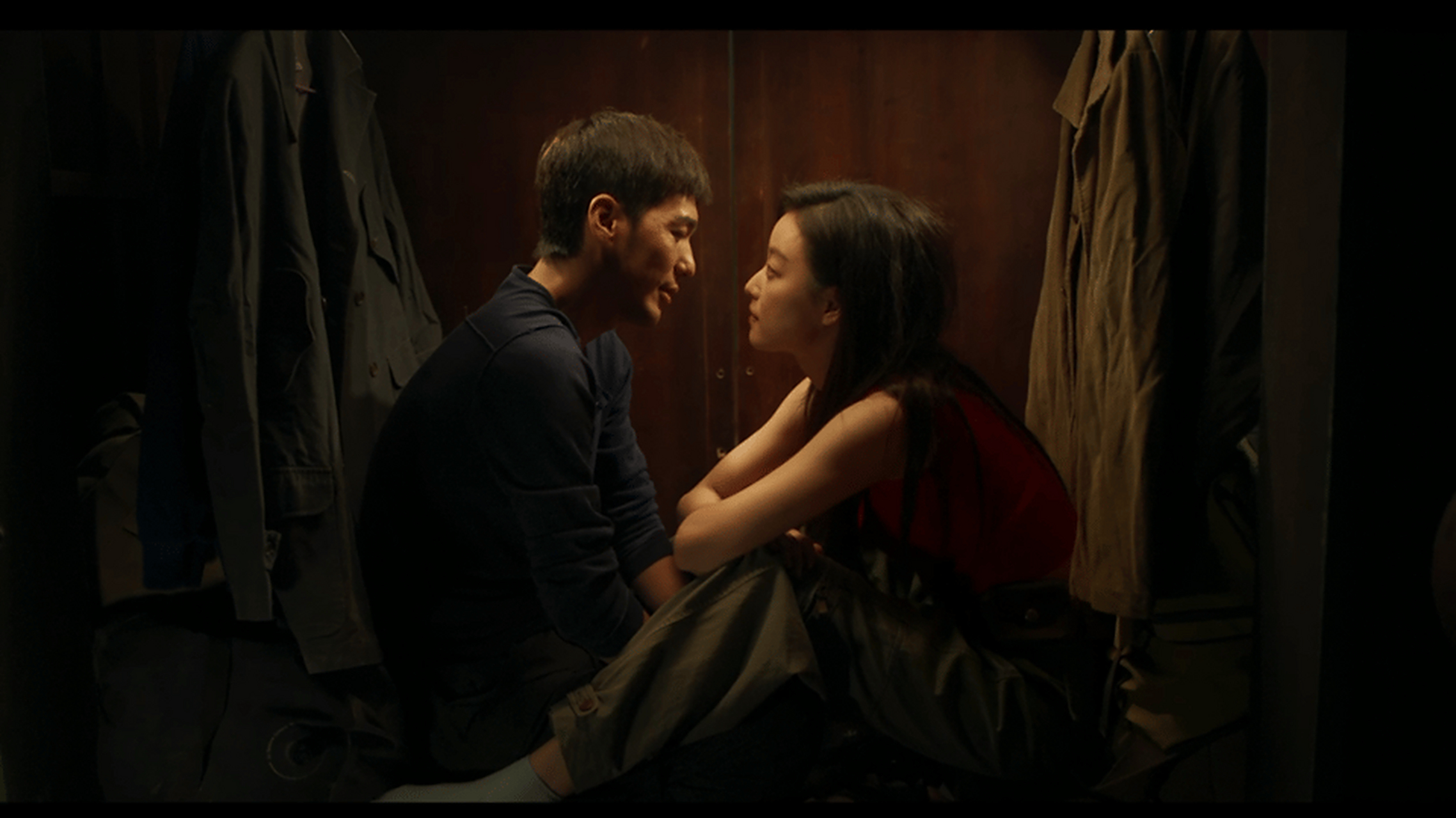 倪妮白宇勾手吻# 大家好,最近一部热门剧《西出玉门》吸引了众多观众