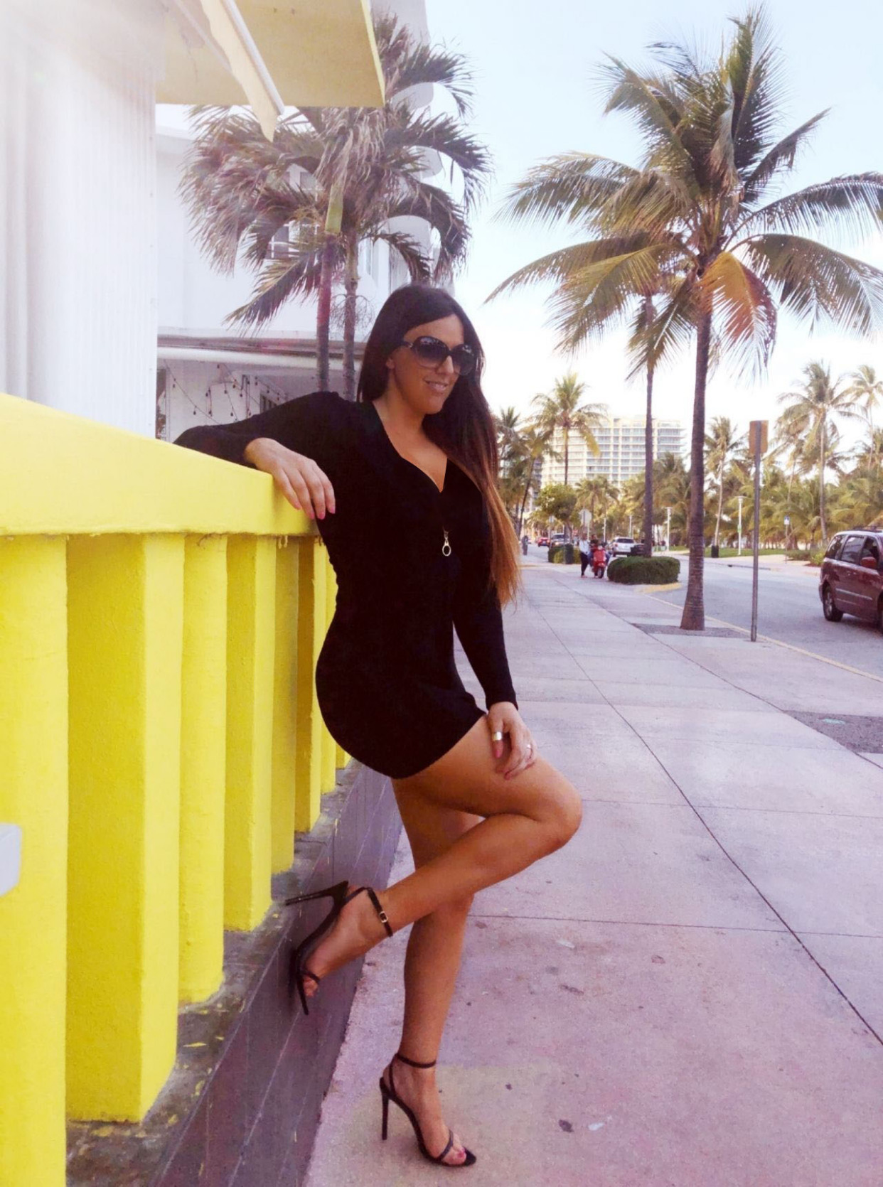 克劳迪娅·罗曼尼穿黑色紧身迷你连衣裙,展现曲线之美,动感有型