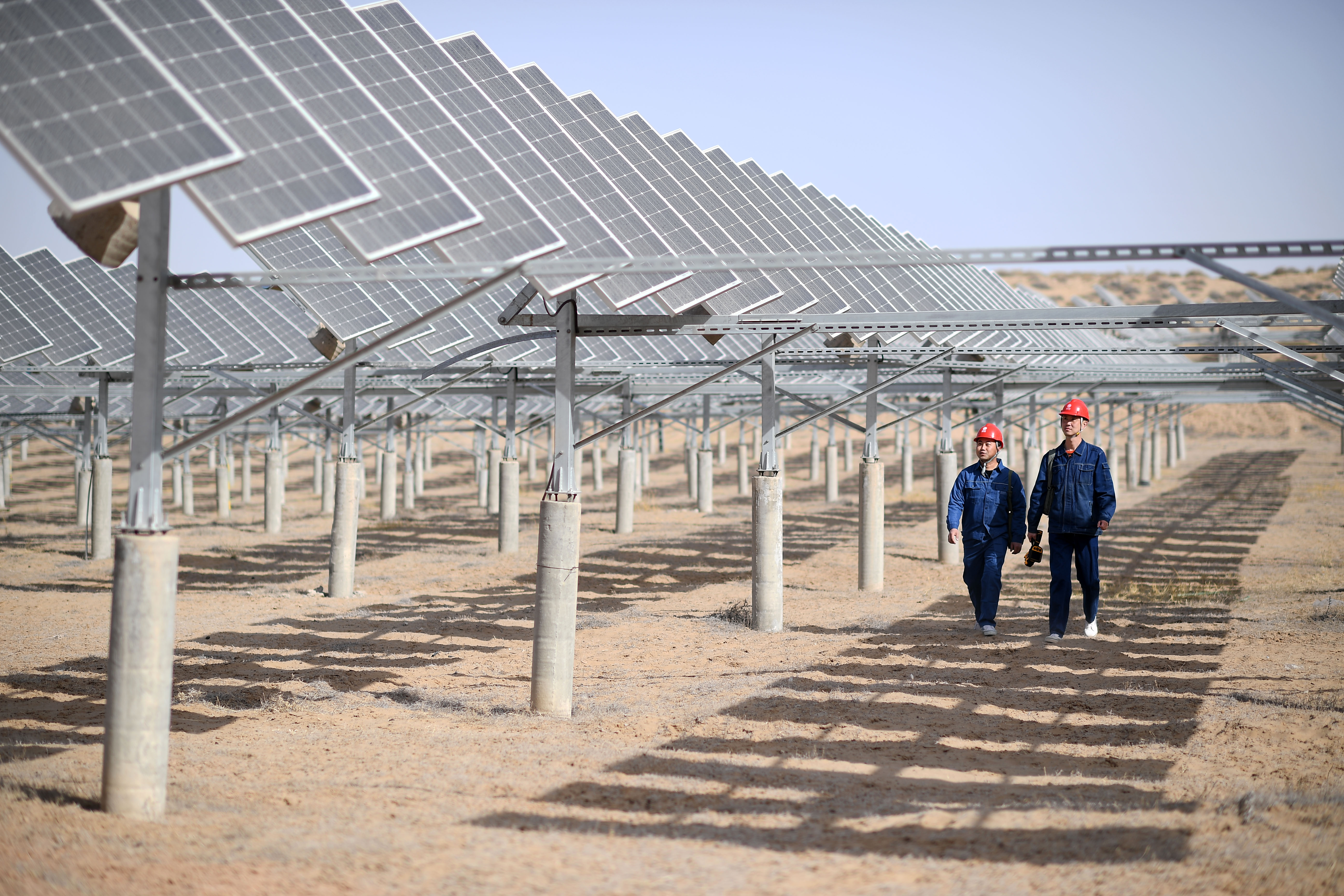 (经济)沙漠光伏迎"体检" 护航绿色能源