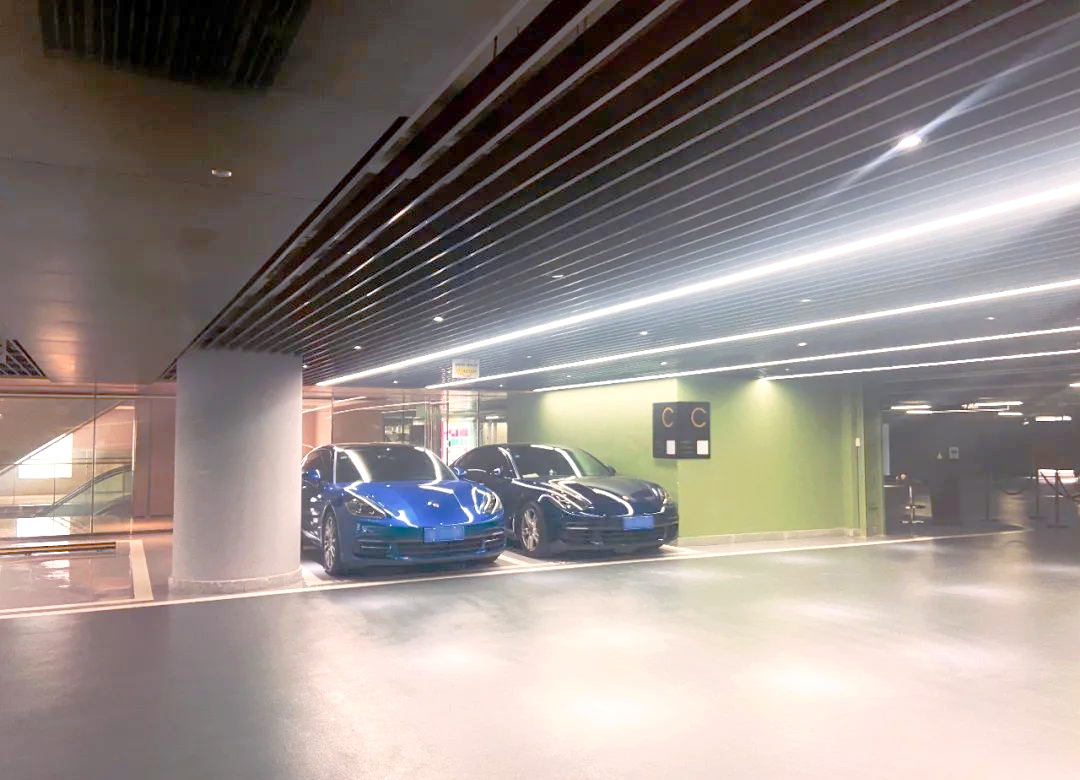 保利·天悦的地下车库设计同样不失格调