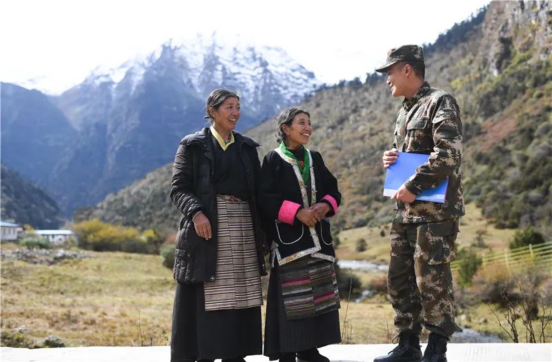 从此,玉麦只剩下他们一家三口.山外人把他们一家叫作"三人乡".