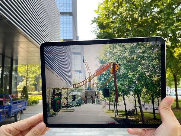 宸境科技使用空间智能和虚拟现实技术，将一座设计出来的儿童游乐园叠加在公司办公楼实景之上。新华社记者 马晓澄摄