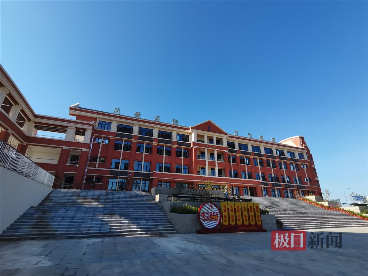 8月21日,武汉市江夏区五里界中学新校区正式揭牌,江夏区又添一所普通