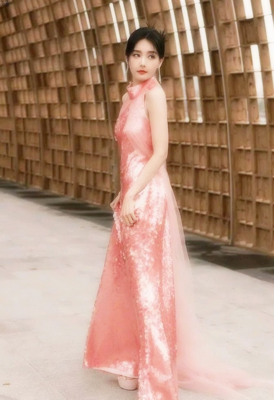 李一桐身穿粉色连衣裙,展现青春活力 李一桐近期在金色的堆叠背景下